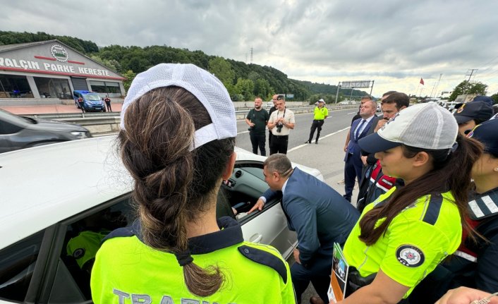 Düzce Valisi Aslan ve Karabük Valisi Yavuz, bayram trafiği denetimlerine katıldı