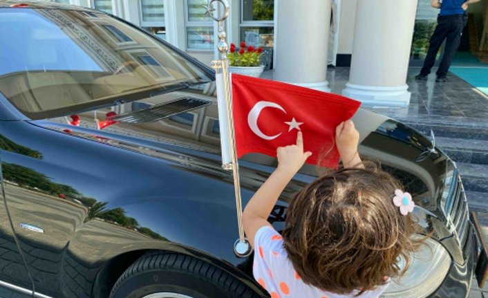 Düzce'de 2 küçük kardeşin, makam aracındaki Türk bayrağını öpmesi kameraya yansıdı