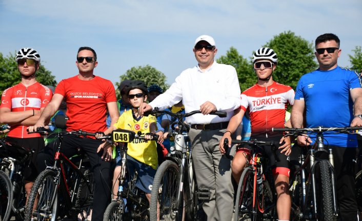 Düzce'de bisikletseverler bahar festivali kapsamında pedal çevirdi