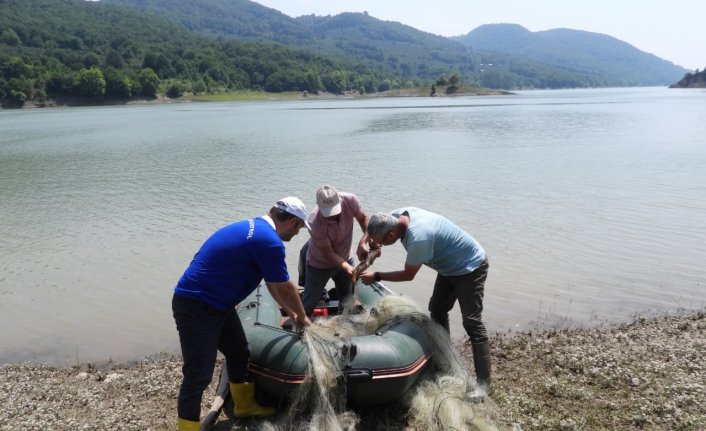 Düzce'de iç sularda avlanma yasağına uymayan balıkçıların ağlarına el konuldu