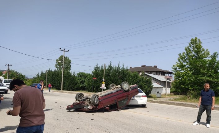 Düzce'de iki otomobilin çarpıştığı kazada 1 kişi yaralandı