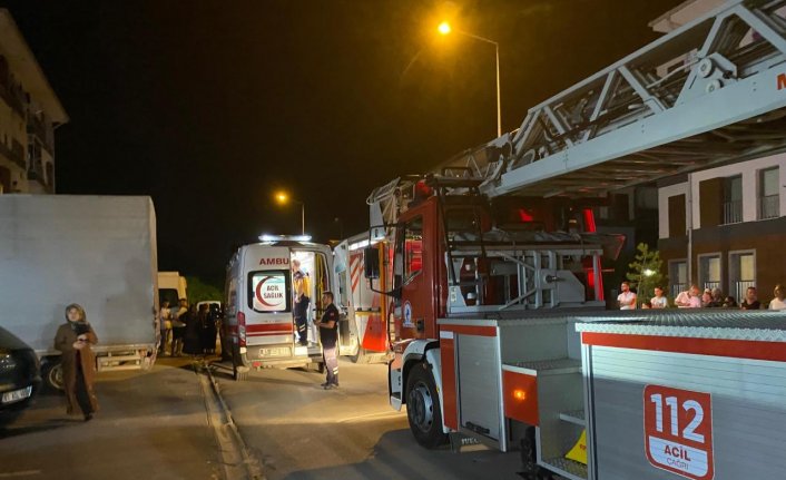 Düzce'de merdiven boşluğunda yanan kartonlardan çıkan dumandan 7 kişi etkilendi