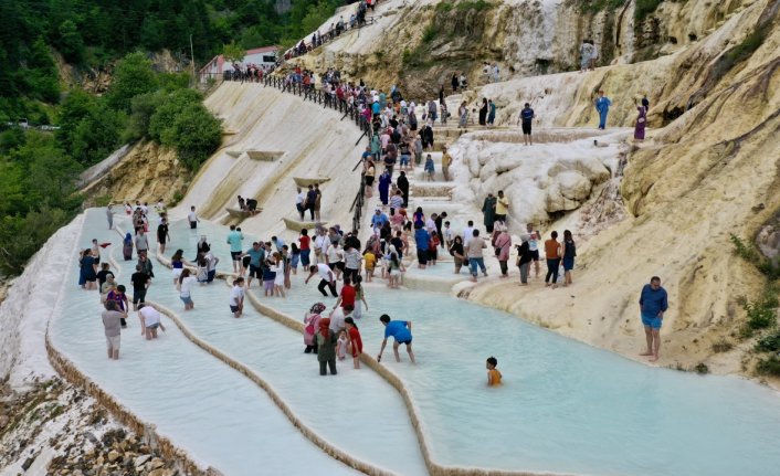 Giresun'daki Göksu travertenleri ve Mavigöl'de ziyaretçi yoğunluğu yaşandı