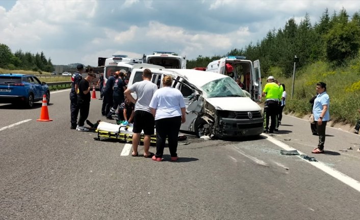 Bolu'da takla atan minibüsteki 1 kişi öldü, 10 kişi yaralandı