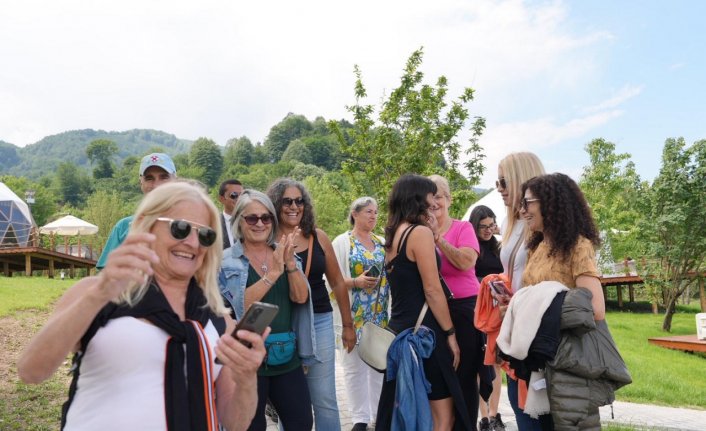 Güney Amerikalı turistler, Düzce'de Aydınpınar Şelalesi Tabiat Parkı'nı gezdi