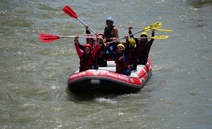 Hava sıcaklığının 30 derece ölçüldüğü Düzce'de maceraseverler rafting yaparak serinledi