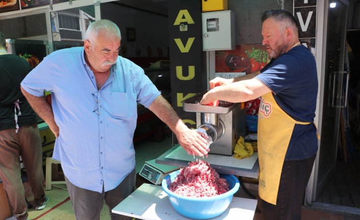 Havza'da kasap ve şarküterilerde kıyma mesaisi devam ediyor