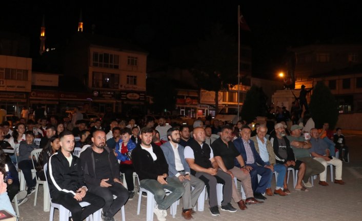 Havza'da vatandaşlar, Çekya-Türkiye maçını meydana kurulan dev ekrandan izledi