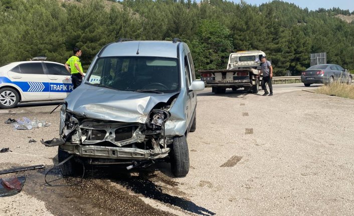 Karabük'te devrilen hafif ticari aracın sürücüsü yaralandı