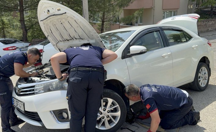 Karabük'te otomobilin motor kısmına sıkışan kedi yavrusu kurtarıldı