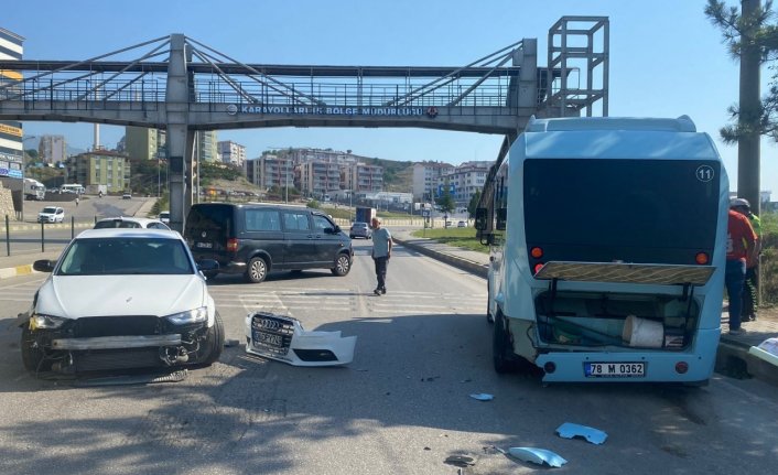 Karabük'teki zincirleme trafik kazası güvenlik kamerasında