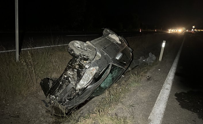 Kastamonu'da devrilen otomobildeki baba ve oğlu yaralandı