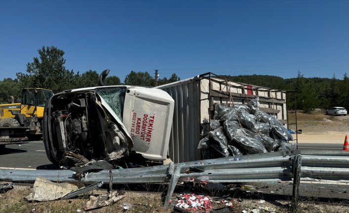 Kastamonu'da devrilen kamyonun şoförü öldü, yanındaki kişi yaralandı