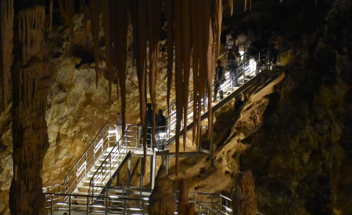 Kurban Bayramı'nı Gümüşhane'de geçirenler Karaca Mağarası'nı ziyaret ediyor
