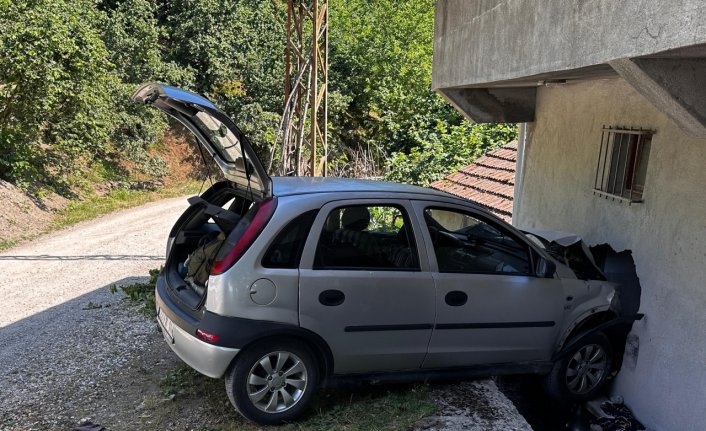 Ordu'da evin duvarına çarpan otomobildeki 4 kişi yaralandı