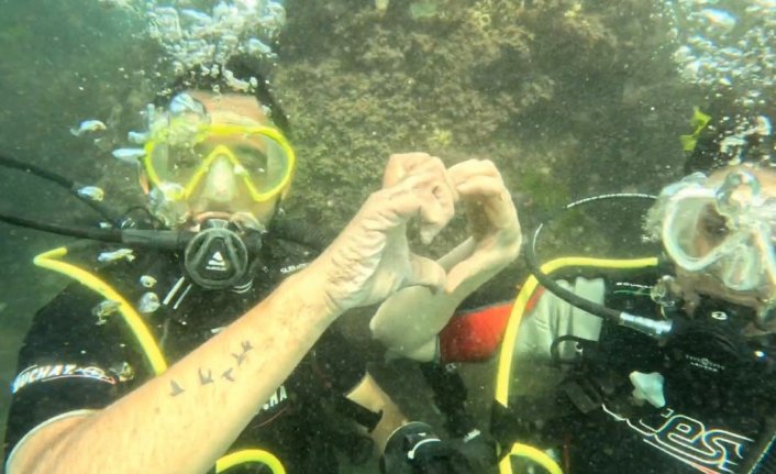 Ordu'da sağlık personelinden kız arkadaşına su altında pankartlı sürpriz evlilik teklifi