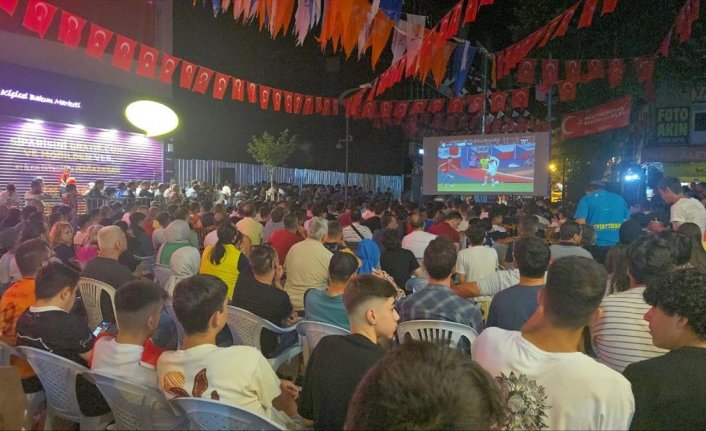 Sakarya, Karabük ve Düzce'de vatandaşlar, milli maç heyecanını dev ekranların başında yaşadı