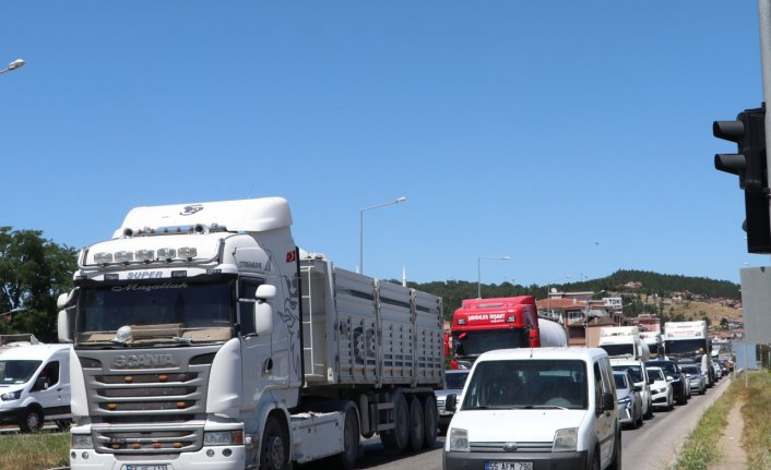 Samsun-Ankara kara yolu Havza geçişinde bayram dönüşü yoğunluğu