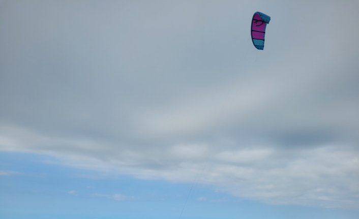 Samsun'da adrenalin tutkunları uçurtma sörfüyle tanışıyor