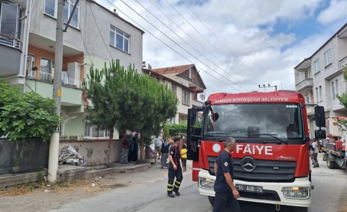 Bafra'da çatı katında çıkan yangın söndürüldü