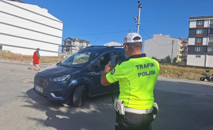 Samsun'da hafif ticari araçla çarpışan otomobilin sürücüsü yaralandı