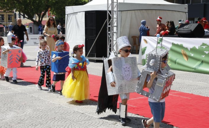 Samsun'da minikler, atık malzemelerden hazırlanan kıyafetlerle defile sundu