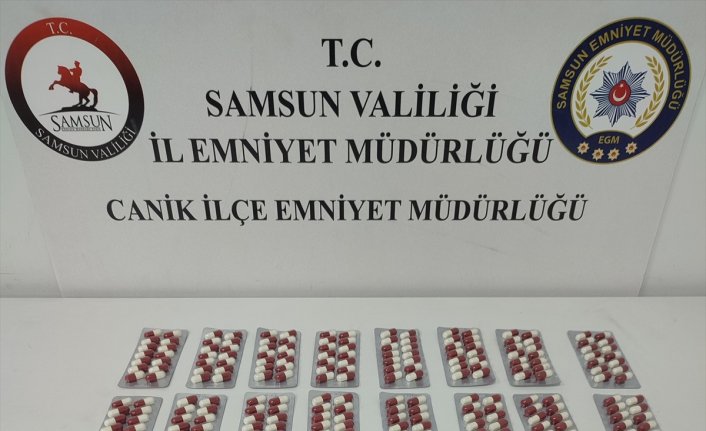 Samsun'da polisin durdurmak istediği araçtan uyuşturucu atan 3 kişi gözaltına alındı