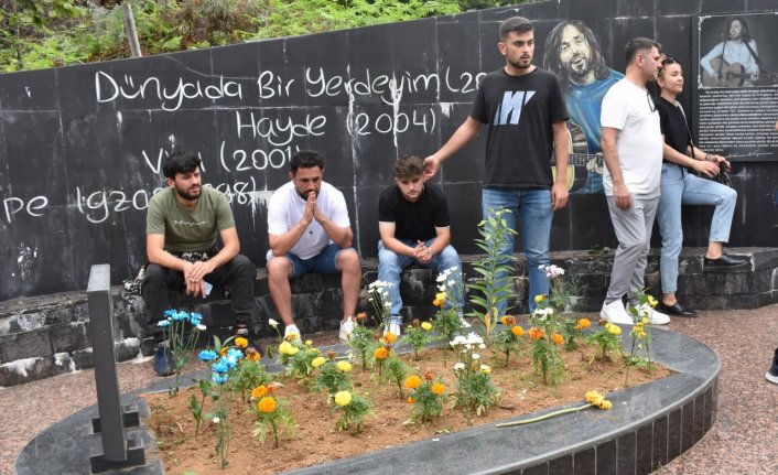 Sanatçı Kazım Koyuncu vefatının 19. yılında Artvin'deki kabri başında anıldı