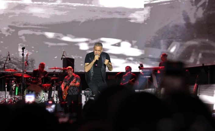 Şarkıcı Haluk Levent Trabzon'da konser verdi