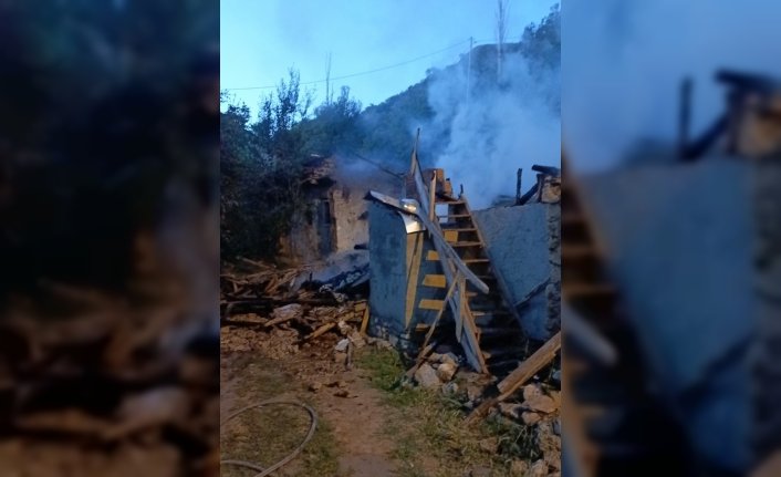 Şebinkarahisar'daki yangında ahşap ev kullanılamaz hale geldi