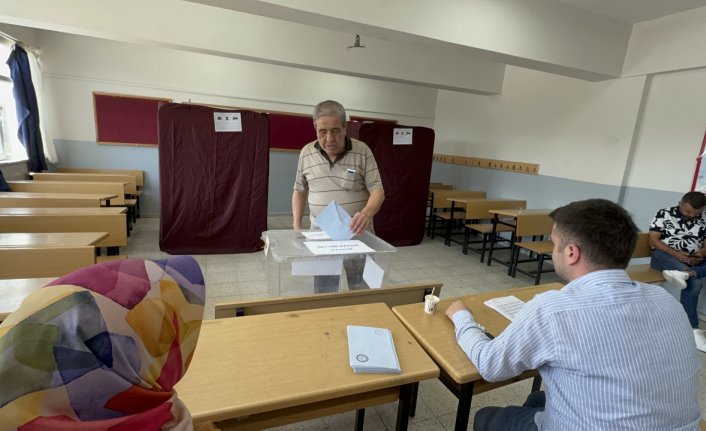 Seçimin yenilendiği Düzce, Karabük ve Zonguldak'taki bazı mahallelerde oy kullanılıyor