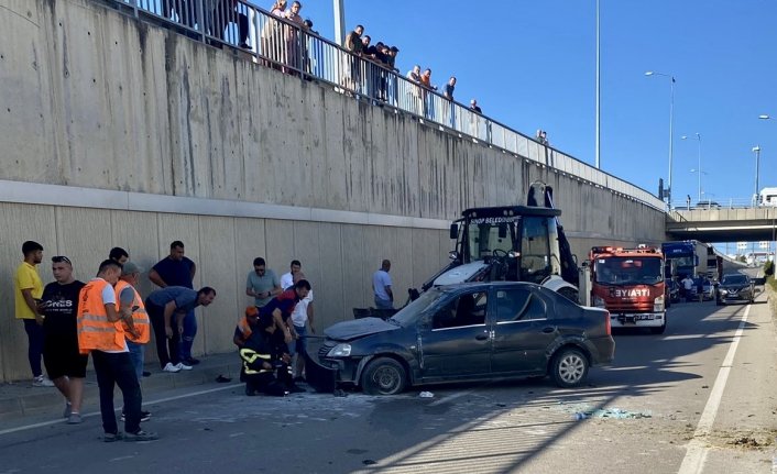 Sinop’ta aydınlatma direğine çarpan otomobildeki 4 kişi yaralandı