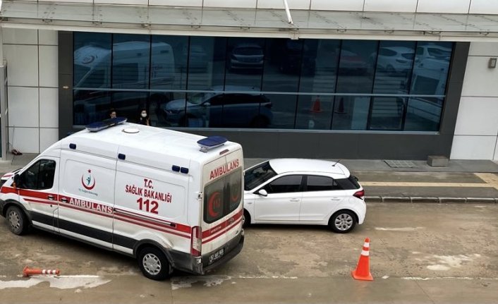 Sinop'ta bariyere çarpan otomobildeki 3 kişi yaralandı