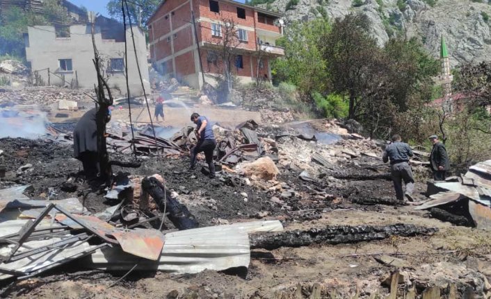 Sinop'ta çıkan yangında 3 ev ile 2 ambar yandı