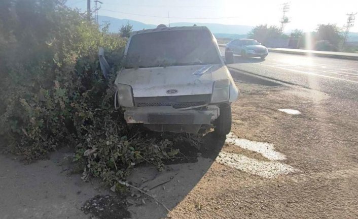 Sinop'ta hafif ticari araç toprak yığınına çarptı, 3 kişi yaralandı