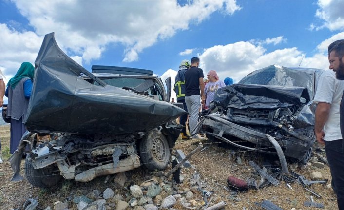 Sinop'ta iki otomobilin çarpıştığı kazada 5 kişi yaralandı