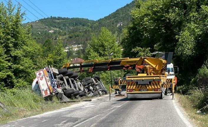 Sinop'ta LPG yüklü tanker devrildi