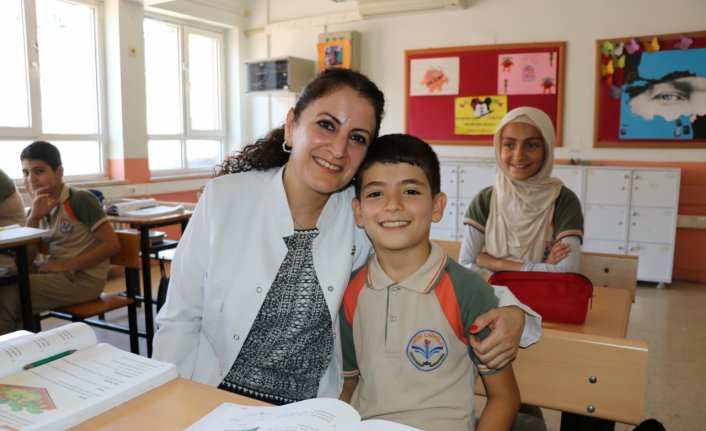 Soluk borusuna sakız kaçan öğrencisini Heimlich manevrasıyla kurtardı