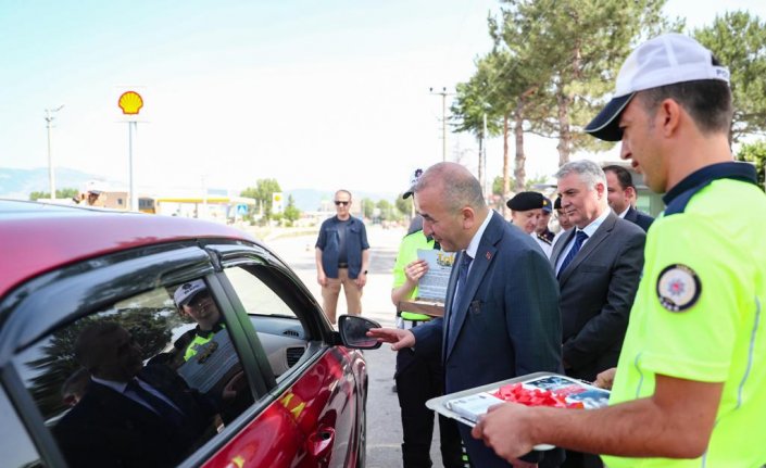 Tokat Valisi Hatipoğlu, trafik uygulmasına katıldı