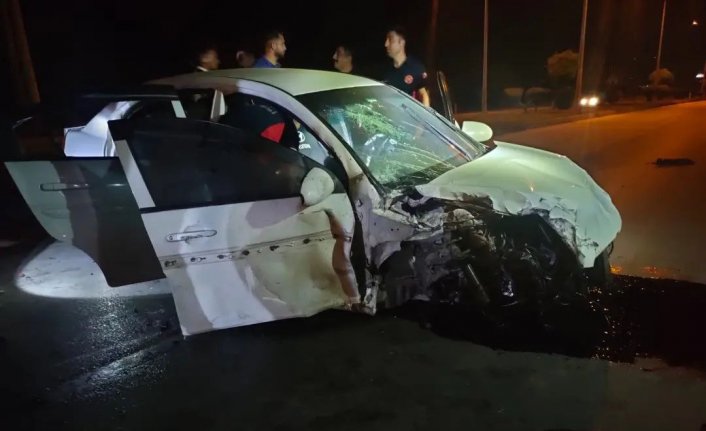 Tokat'ta aydınlatma direğine çarpan otomobildeki 3 kişi yaralandı