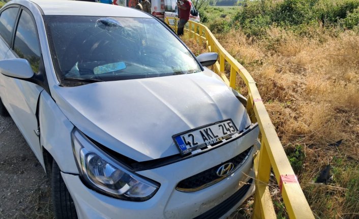 Tokat'ta bariyerlere çarpan otomobildeki 3 kişi yaralandı