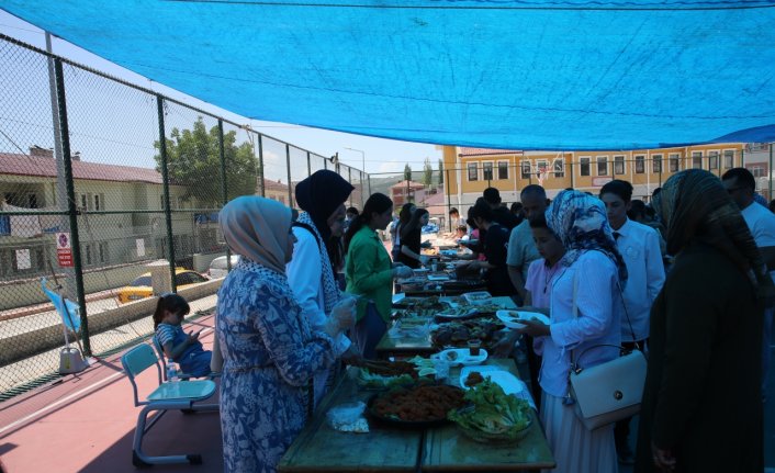 Tokat'ta ortaokul öğretmen ve öğrencileri Gazze yararına kermes düzenledi