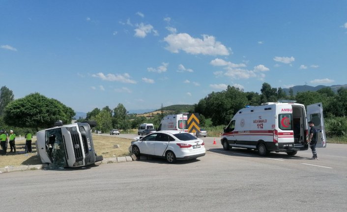 Tokat'ta otomobil ile minibüsün çarpıştığı kazada 18 kişi yaralandı