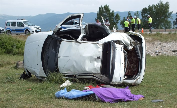 Tokat'ta otomobil şarampole devrildi, 3 kişi öldü, 3 kişi yaralandı