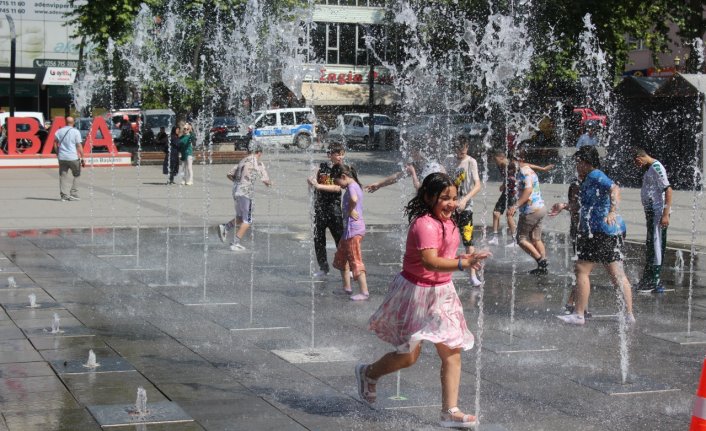 Tokat'ta sıcaktan bunalan çocuklar fıskiyelerin altında serinledi