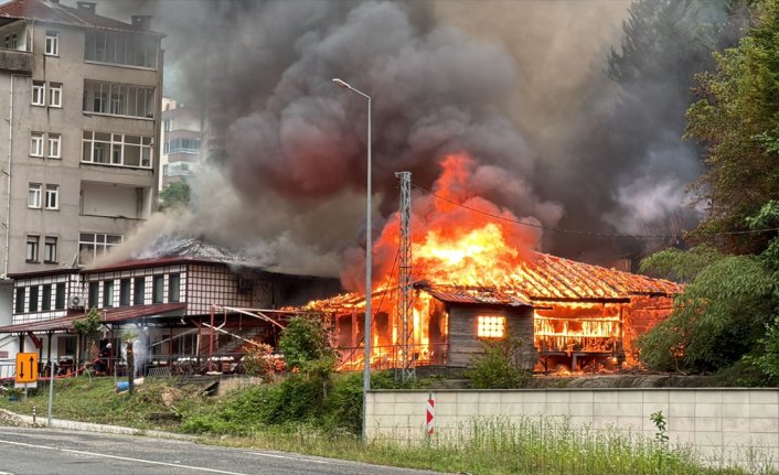 Trabzon'da çıkan yangında düğün salonu ve pansiyon zarar gördü