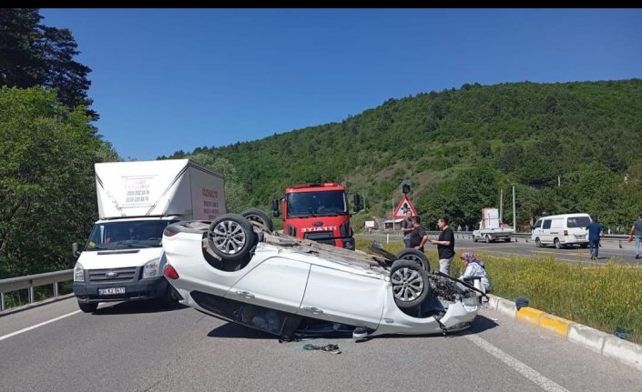 Yeniçağa'da devrilen otomobildeki 2 kişi yaralandı