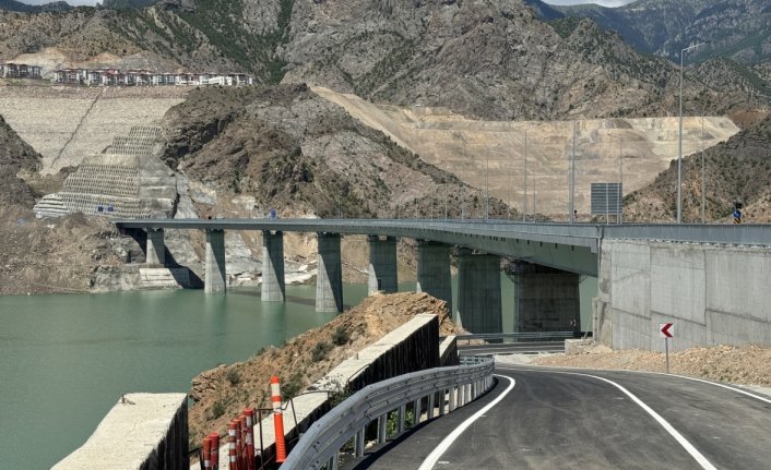 Yusufeli-Artvin kara yolunu 15,5 kilometre kısaltan Yusufeli Merkez Viyadüğü hizmete açıldı