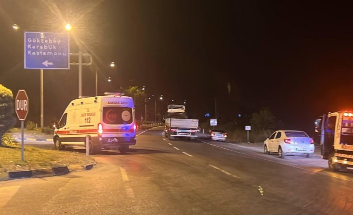 Zonguldak'ta yolcu otobüsü ile otomobilin çarpıştığı kazada 4 kişi yaralandı