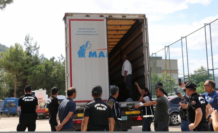 Alüminyum ham maddesi taşıyan tırın dorsesinde 23 düzensiz göçmen yakalandı